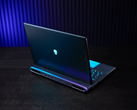 Laptop do gier Alienware 18 Area-51, przedstawiony na stole na słabo oświetlonym tle. (Źródło zdjęcia: Dell)