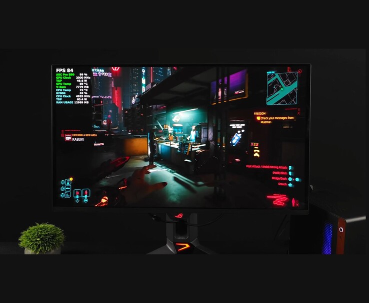 Monitor wyświetlający rozgrywkę w grze Cyberpunk 2077 na karcie graficznej Intel Arc Pro B50. (Źródło obrazu: ETA Prime via YouTube)