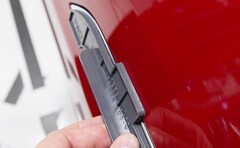 Zespół klamki drzwi Tesli. (Źródło zdjęcia: Tesla)