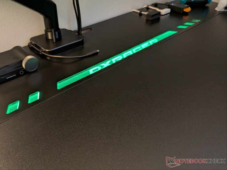 Logo DXRACER świeci się dzięki umieszczonej pod spodem taśmie RGB.