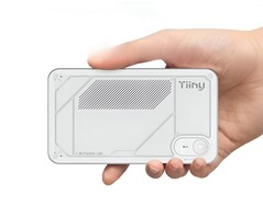 Tiiny AI Pocket Lab mini PC posiada 80 GB pamięci LPDDR5X i 12-rdzeniowy procesor ARM. (Źródło zdjęcia: Tiiny AI, edytowane) 