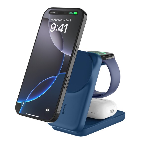 Składana ładowarka magnetyczna Belkin UltraCharge 3 w 1 w kolorze niebieskim (źródło zdjęcia: Belkin)