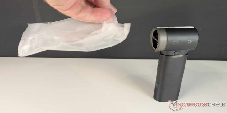 Mini wentylator zapewnia przyjemny powiew powietrza na trzecim poziomie, o czym świadczy powiewająca torba.