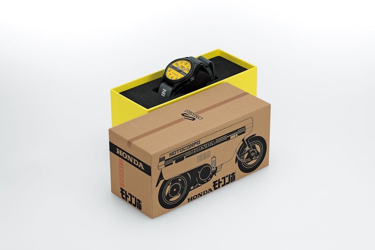 Specjalne kartonowe pudełko prezentacyjne dla modelu Seiko 5 Sports Field x Honda Motocompo Limited Edition, zaprojektowane tak, aby przypominało oryginalne opakowanie transportowe Hondy Motocompo.