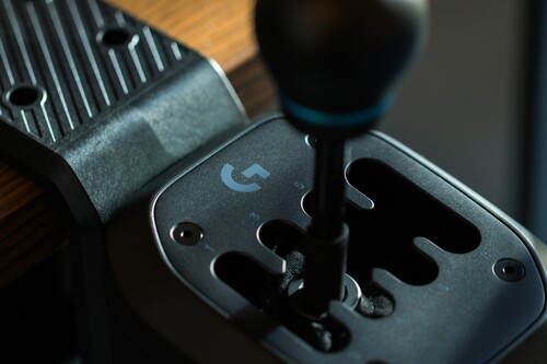 Logitech G RS H-Shifter jest pokazany z zaciskiem stołowym