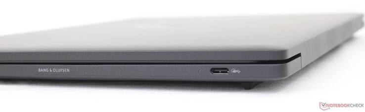 Po prawej stronie: USB-C 4 w/ Thunderbolt 3 + Power Delivery + DisplayPort 1.4 (40 Gbps)