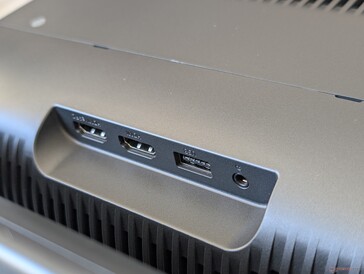 ... podczas gdy porty HDMI, audio i USB znajdują się w regulowanej części projektora