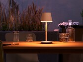 Przenośna lampa stołowa Philips Hue Go ma do 370 lumenów jasności. (Źródło obrazu: Signify )