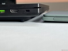 Wybrzuszenie i podstawka są prawie tak wysokie, jak niektóre subnotebooki.