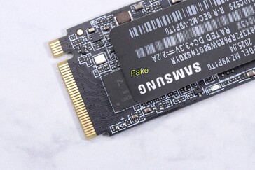 Fałszywy Samsung ma kontroler Maxio, a nie Samsung.