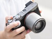 Przystępny cenowo obiektyw TTArtisan 50 mm f/1.8 Neo z autofokusem jest teraz dostępny w dwóch nowych kolorach.
