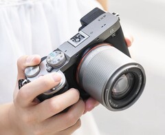 Przystępny cenowo obiektyw TTArtisan 50 mm f/1.8 Neo z autofokusem jest teraz dostępny w dwóch nowych kolorach.