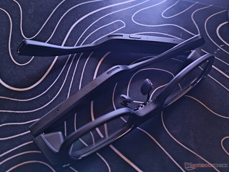 Głośniki i mikrofony na spodzie obu zauszników