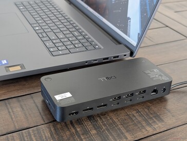 Tył stacji dokującej pokazuje dostępne porty, w tym obsługę wielu zewnętrznych wyświetlaczy do czterech monitorów 4K 120 Hz