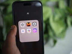 Smartfon wyświetlający folder aplikacji o nazwie AI z aplikacjami ChatGPT, Mistral AI, Claude, Gemini, Copilot i Poe