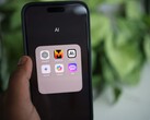 Smartfon wyświetlający folder aplikacji o nazwie AI z aplikacjami ChatGPT, Mistral AI, Claude, Gemini, Copilot i Poe