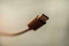 Apple może w końcu porzucić Lightning na rzecz USB-C wraz z przyszłorocznymi iPhone'ami. (Źródło: Marcus Urbenz on Unsplash)
