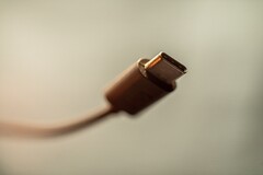 Apple może w końcu porzucić Lightning na rzecz USB-C wraz z przyszłorocznymi iPhone&#039;ami. (Źródło: Marcus Urbenz on Unsplash)