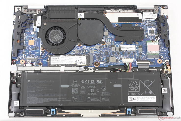 EliteBook 8 Flip G1i 13 z jednym gniazdem na dysk SSD M.2 2280, wyjmowanym modułem WLAN i opcjonalnym gniazdem WAN. Pamięć RAM jest wlutowana