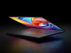 Firma Asus wyposażyła urządzenie w haptyczny trackpad oraz klawiaturę o skoku klawiszy wynoszącym 1,7 mm.