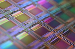 Makro ujęcie wafla krzemowego - struktury takie jak te stanowią podstawę projektów chipów wykorzystywanych w obliczeniach neuromorficznych i w pamięci (źródło zdjęcia: Laura Ockel via Unsplash)