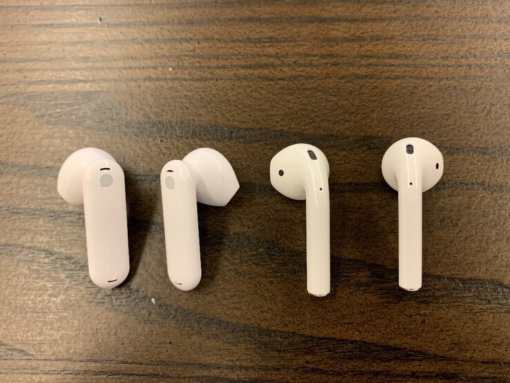 Słuchawki TimeKettle (po lewej) vs. Apple Airpods (po prawej)