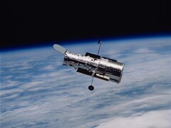 Zdjęcie teleskopu Hubble'a na orbicie Ziemi (źródło zdjęcia: NASA; przycięte)