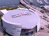 Zdjęcie billboardu na stadionie Miami Heat z napisem „Welcome to Vice City” z gry GTA VI