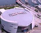 Zdjęcie billboardu na stadionie Miami Heat z napisem „Welcome to Vice City” z gry GTA VI