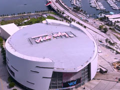 Zdjęcie billboardu na stadionie Miami Heat z napisem „Welcome to Vice City” z gry GTA VI