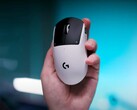 Mysz do gier Logitech G Pro X2 Superstrike w dłoni na niebieskim tle