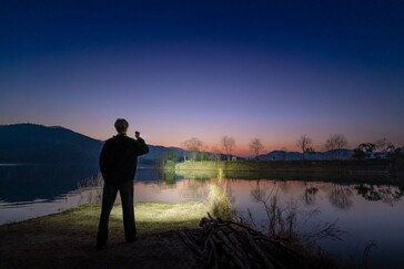 Latarka Olight Baton 4 Pro ma zasięg 200 m (656 stóp), a Baton Ultra ma zasięg 300 m (984 stóp).