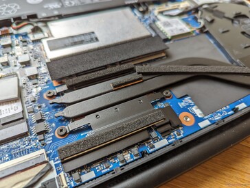 Pusta przestrzeń między procesorem a wentylatorem dla opcjonalnego GeForce MX550