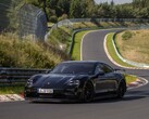 Prototyp Porsche Taycan widziany na torze Nürburgring (źródło zdjęcia: Porsche)