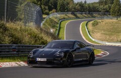 Prototyp Porsche Taycan widziany na torze Nürburgring (źródło zdjęcia: Porsche)