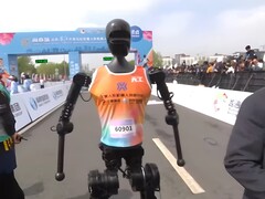W Pekinie humanoidalne roboty po raz pierwszy wzięły udział w półmaratonie w celach testowych. (Źródło obrazu: YouTube / CGTN)