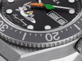 Zbliżenie na czarną tarczę zegarka Timex Looney Tunes x M79 Automatic, ukazujące Królika Bugsa wylegującego się w dolnej połowie oraz umieszczoną pośrodku wskazówkę sekundową w kształcie marchewki.