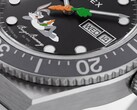 Zbliżenie na czarną tarczę zegarka Timex Looney Tunes x M79 Automatic, ukazujące Królika Bugsa wylegującego się w dolnej połowie oraz umieszczoną pośrodku wskazówkę sekundową w kształcie marchewki.