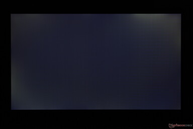 Umiarkowane nierównomierne podświetlenie wzdłuż krawędzi