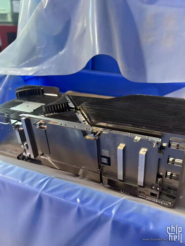 Masywny radiator z płytkami wzmacniającymi w dolnej części (Image Source: ChipHell)