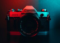 Oczekuje się, że model Canon EOS R8 Mark II będzie charakteryzował się stylistyką inspirowaną aparatem Canon AE-1.