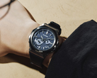 Przedstawiony na zdjęciu model Casio G-Steel GST-B1000D-2A z niebieską tarczą jest już dostępny w Stanach Zjednoczonych.