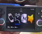 Wygląda na to, że Anbernic planuje wkrótce wypuścić kolejny 4-calowy handheld do gier. (Źródło zdjęcia: BiliBili)