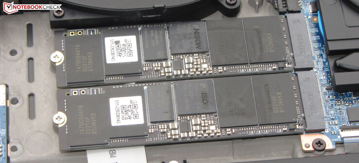 Laptop jest wyposażony w dwa dyski SSD.