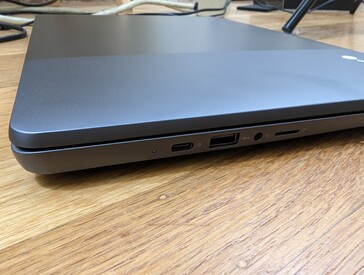 Po lewej: USB-C 3.2 Gen. 2 + DisplayPort + Power Delivery, USB-C 3.2 Gen. 2, zestaw słuchawkowy 3,5 mm, czytnik MicroSD