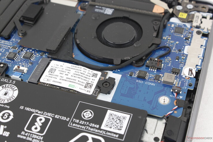 Model obsługuje dyski SSD PCIe4 x4 NVMe 80 mm. Jednostki SKU mogą być jednak dostarczane z mniejszym dyskiem 42 mm