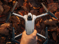 Antigravity A1 posiada również chowane podwozie, aby zapobiec zarysowaniu obiektywu dolnej kamery. (Źródło zdjęcia: Antigravity)