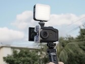SmallRig zmienia kamerę Canon PowerShot V10 w potężny mały zestaw do vlogowania. (Źródło obrazu: SmallRig)
