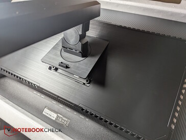 Zatrzaskuje się na miejscu, nie wymaga śrub