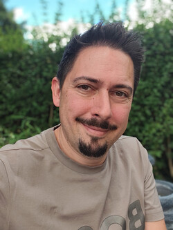 Selfie z telefonem Fairphone 6